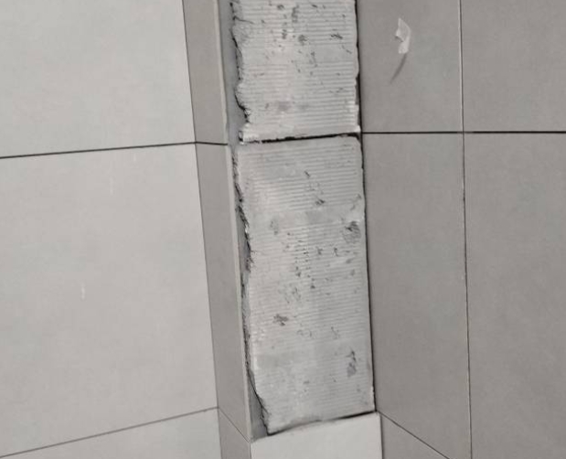 筠连瓷砖空鼓维修公司分享下瓷砖施工前基层浇水润湿程度不足，可能导致以下问题